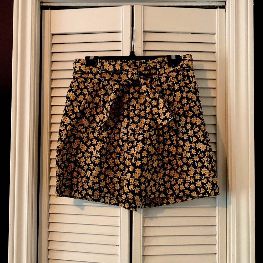 Scotch & Soda Modern Classics high-waisted printed shorts, size S.